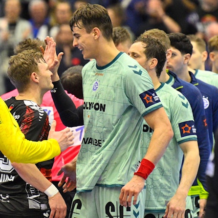 Die VfL-Handballer verabschieden nach ihrem Sieg die Spieler der MT Melsungen.