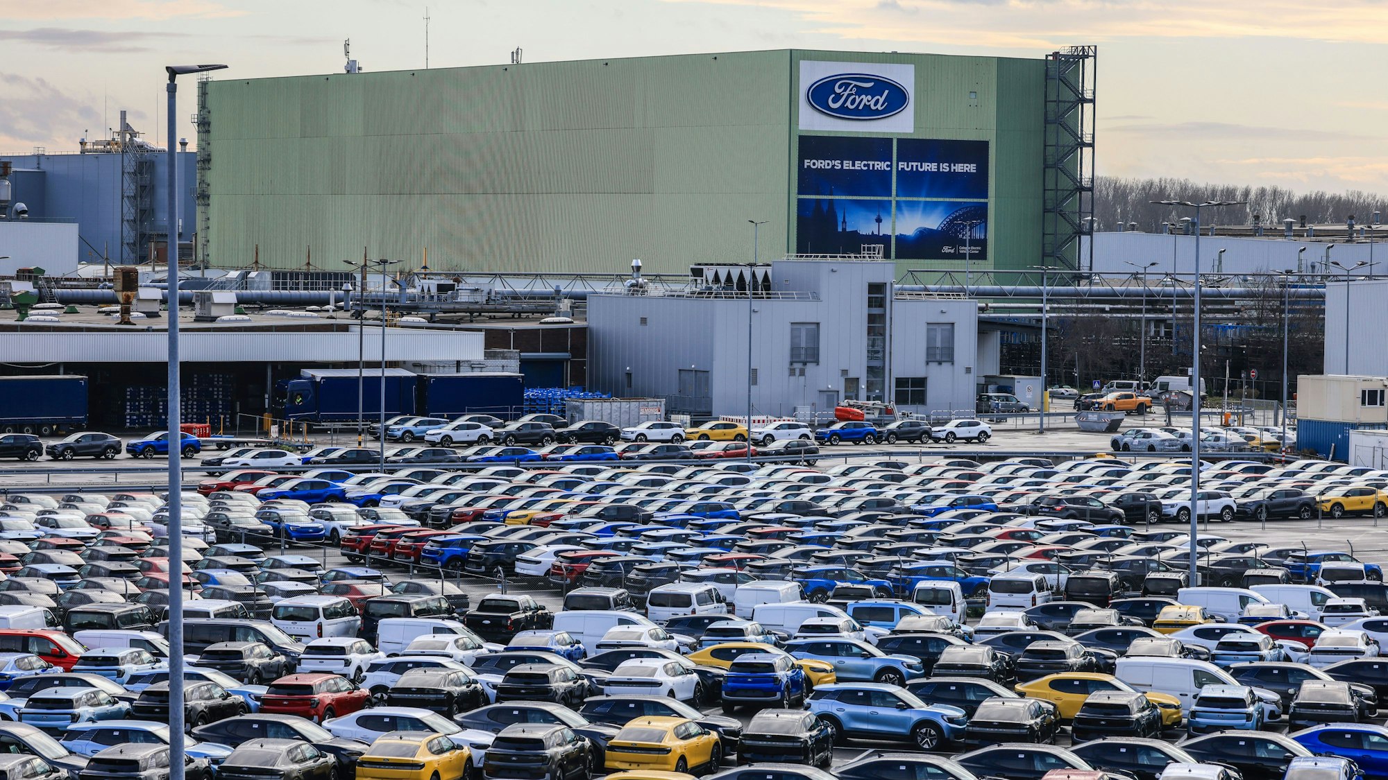ARCHIV - 27.11.2024, Nordrhein-Westfalen, Köln: Neuwagen stehen vor dem Ford Verkauf einem Parkplatz.