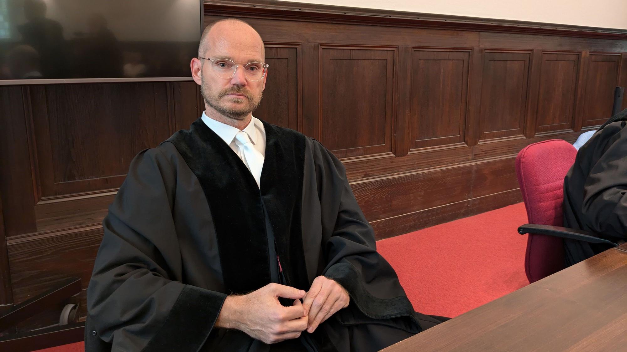 Das Bild zeigt Staatsanwalt Regh in seiner Robe im Gerichtssaal.