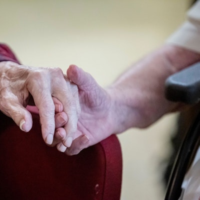 Nicht nur Worte zählen: Mit kleinen Gesten können Angehörige dafür sorgen, dass sich Menschen mit Demenz sicher fühlen.