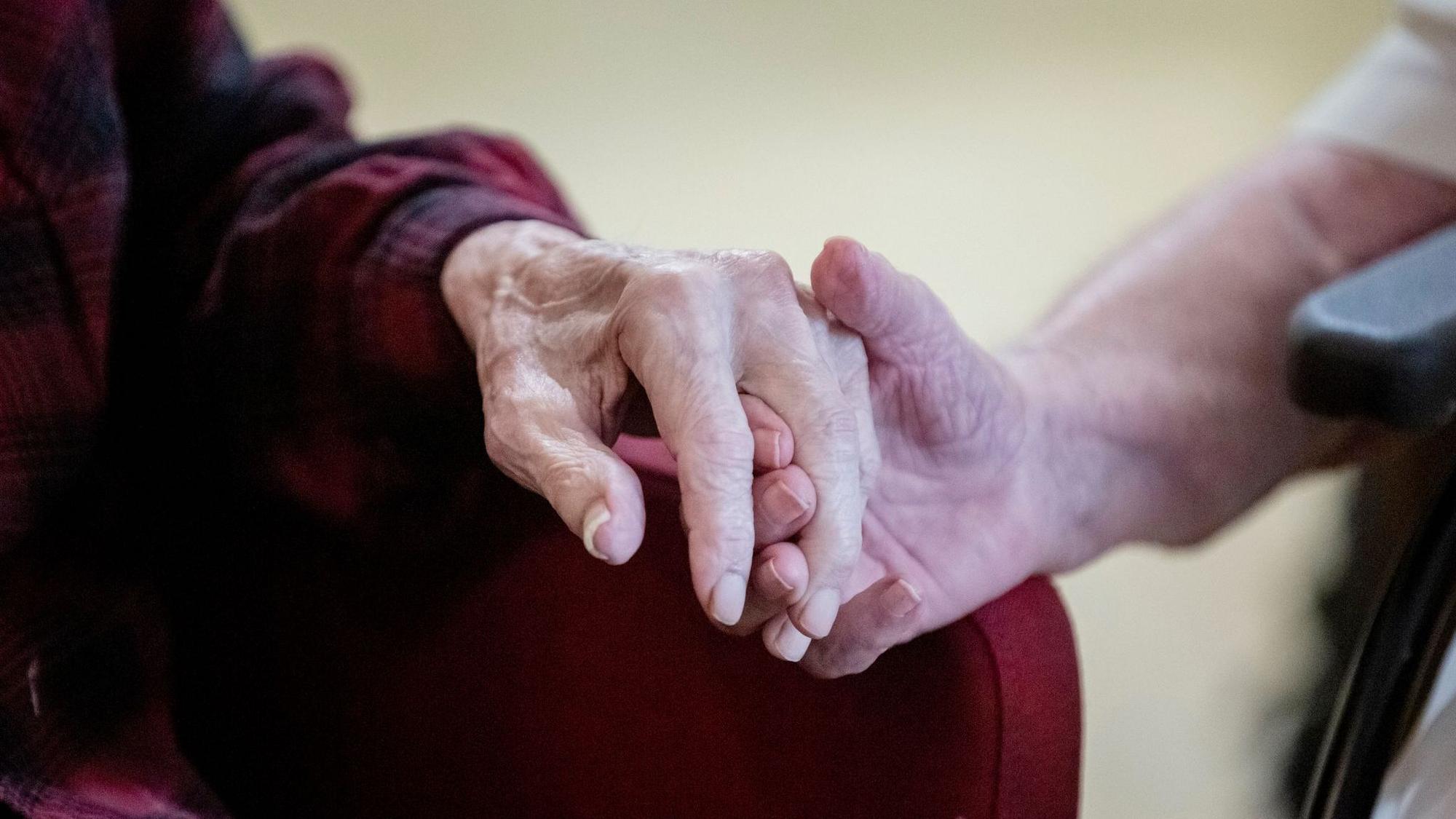 Nicht nur Worte zählen: Mit kleinen Gesten können Angehörige dafür sorgen, dass sich Menschen mit Demenz sicher fühlen.