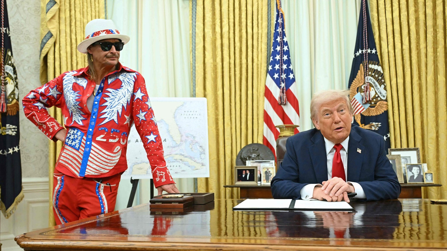 Donald Trump unterschreibt im Oval Office ein Dekret im Beisein von Sänger Kid Rock (l).
