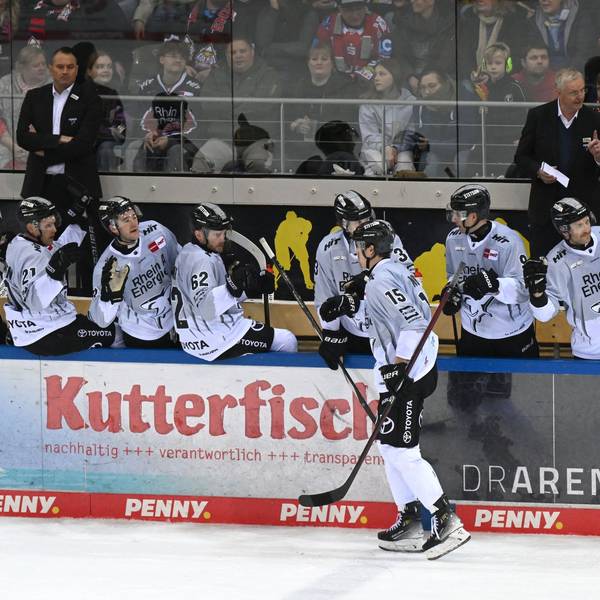 16.03.2025, Bremen, Bremerhaven: Eishockey: DEL, Pinguins Bremerhaven - Kölner Haie, Meisterschaftsrunde, Viertelfinale, 1. Spieltag. Kölns Louis-Marc Aubry jubelt mit seinem Team über sein Tor.