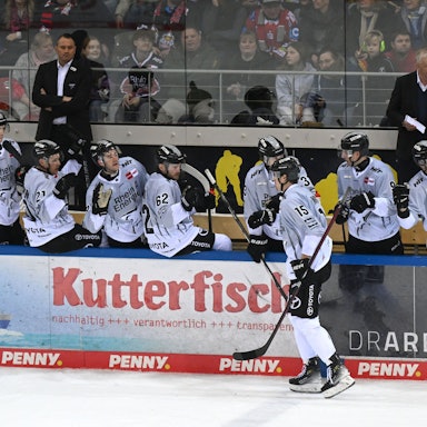 16.03.2025, Bremen, Bremerhaven: Eishockey: DEL, Pinguins Bremerhaven - Kölner Haie, Meisterschaftsrunde, Viertelfinale, 1. Spieltag. Kölns Louis-Marc Aubry jubelt mit seinem Team über sein Tor.