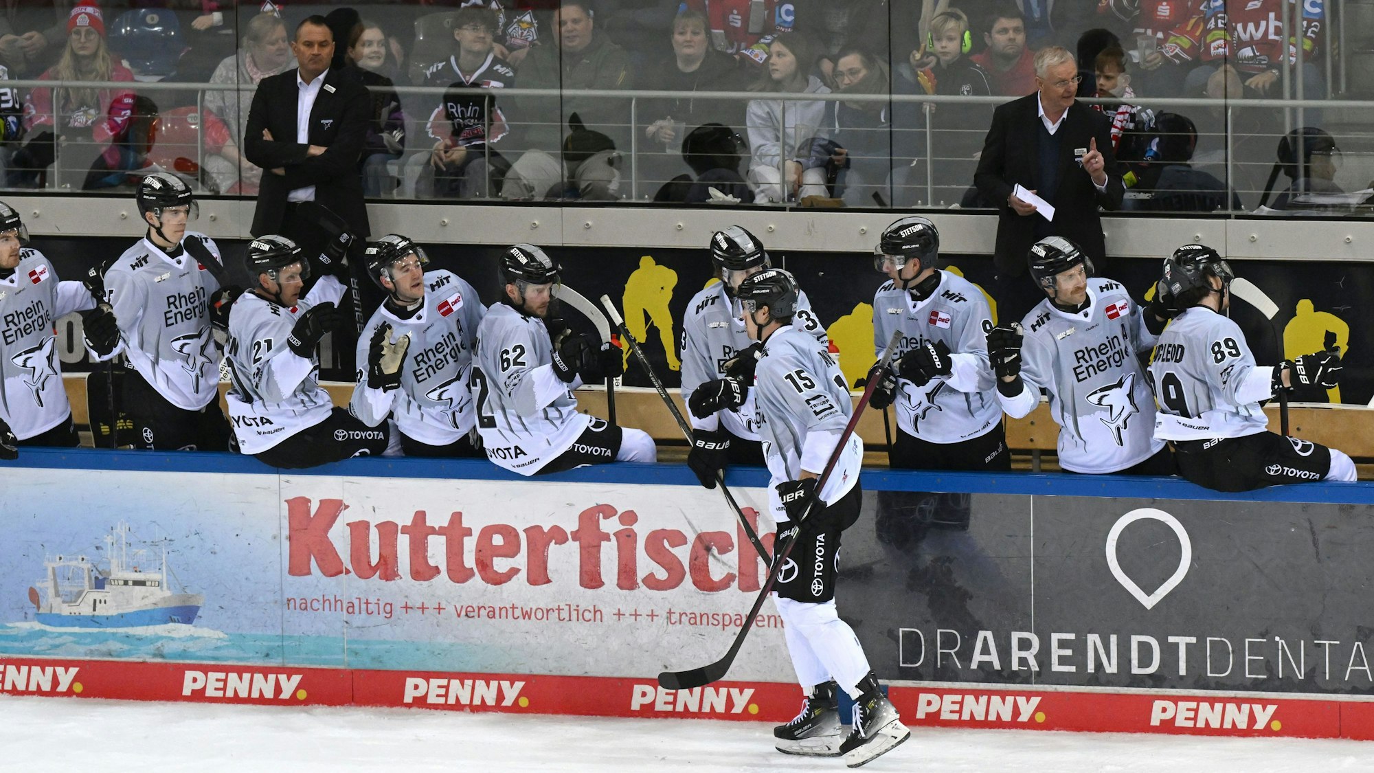 16.03.2025, Bremen, Bremerhaven: Eishockey: DEL, Pinguins Bremerhaven - Kölner Haie, Meisterschaftsrunde, Viertelfinale, 1. Spieltag. Kölns Louis-Marc Aubry jubelt mit seinem Team über sein Tor.