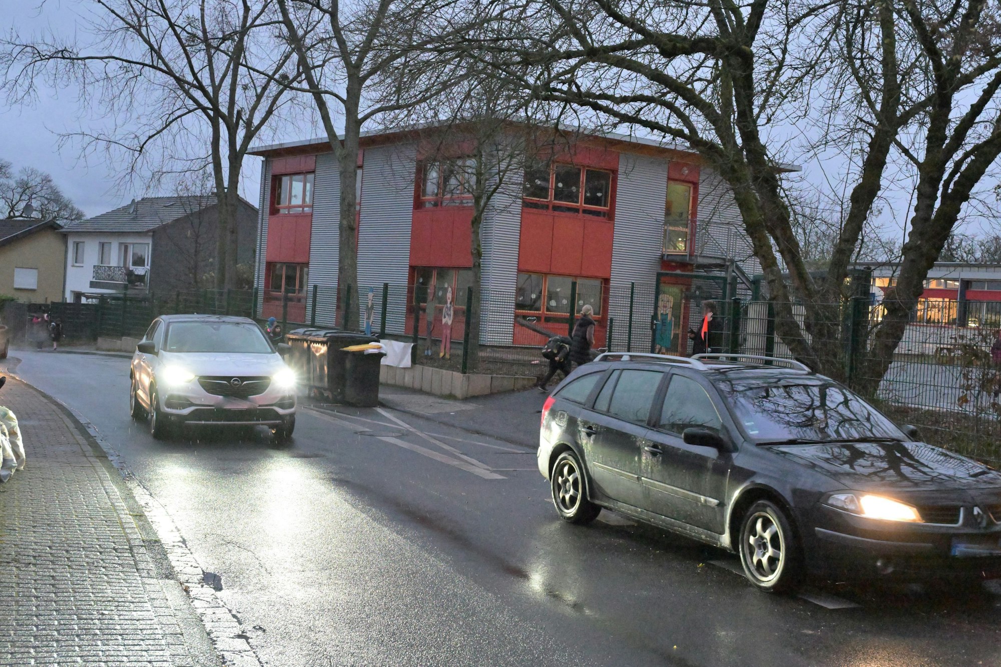 Das Foto zeigt Autos vor einer Grundschule in Bensberg