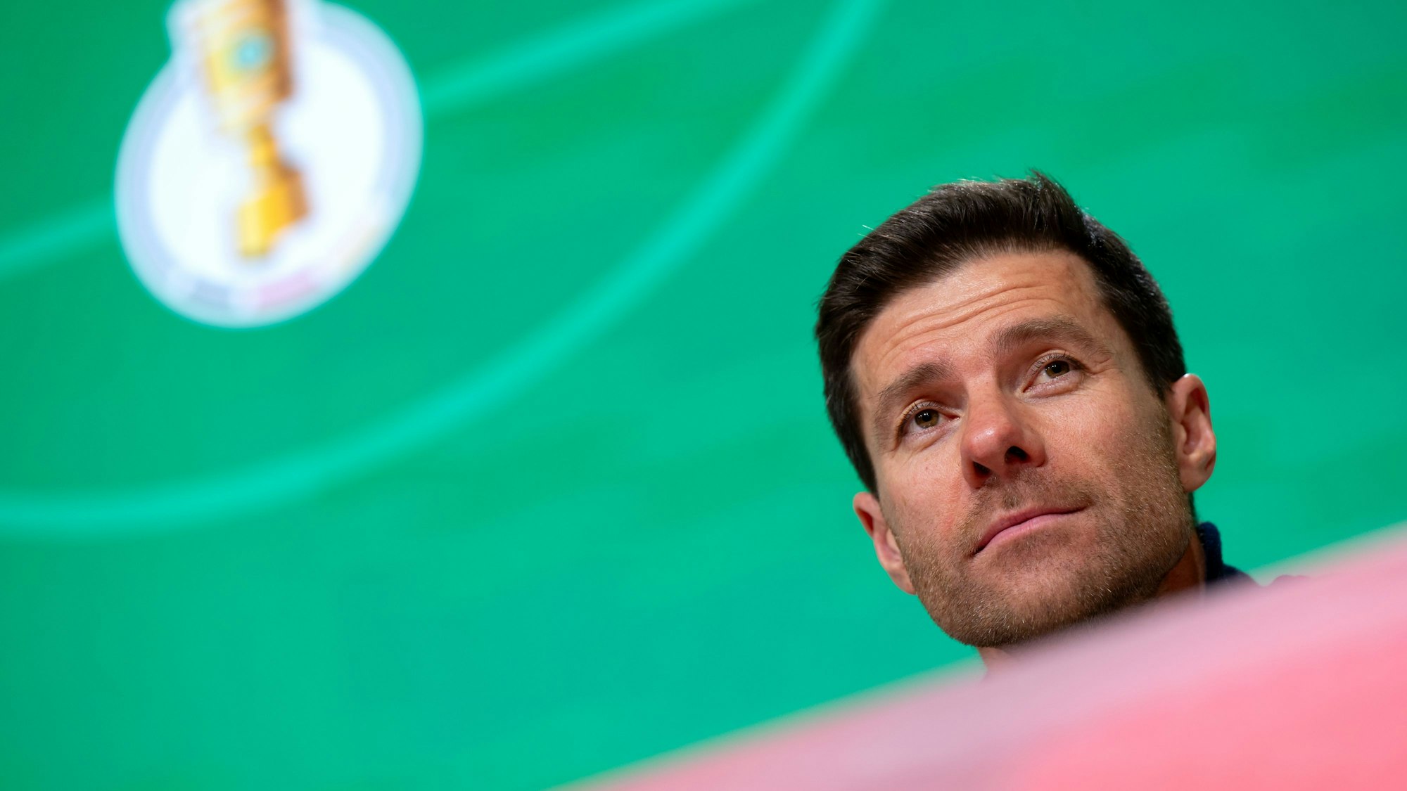 Verträumter Blick bei Xabi Alonso. Der Bayer-Star-Trainer will mit seiner Werkself abermals in DFB-Pokalfinale einziehen. Ob er von einem am Teamhotel gezündeten Feuerwerk in der Nacht vor dem Spiel geweckt wurde, ist nicht übermittelt.