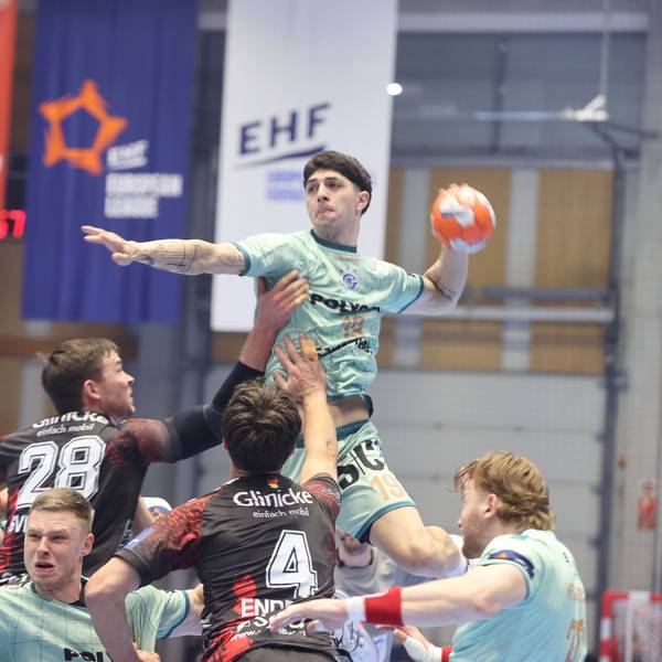 Giorgi Tskhovrebadze steigt mit dem Ball in der Hand über die Melsunger Abwehr.