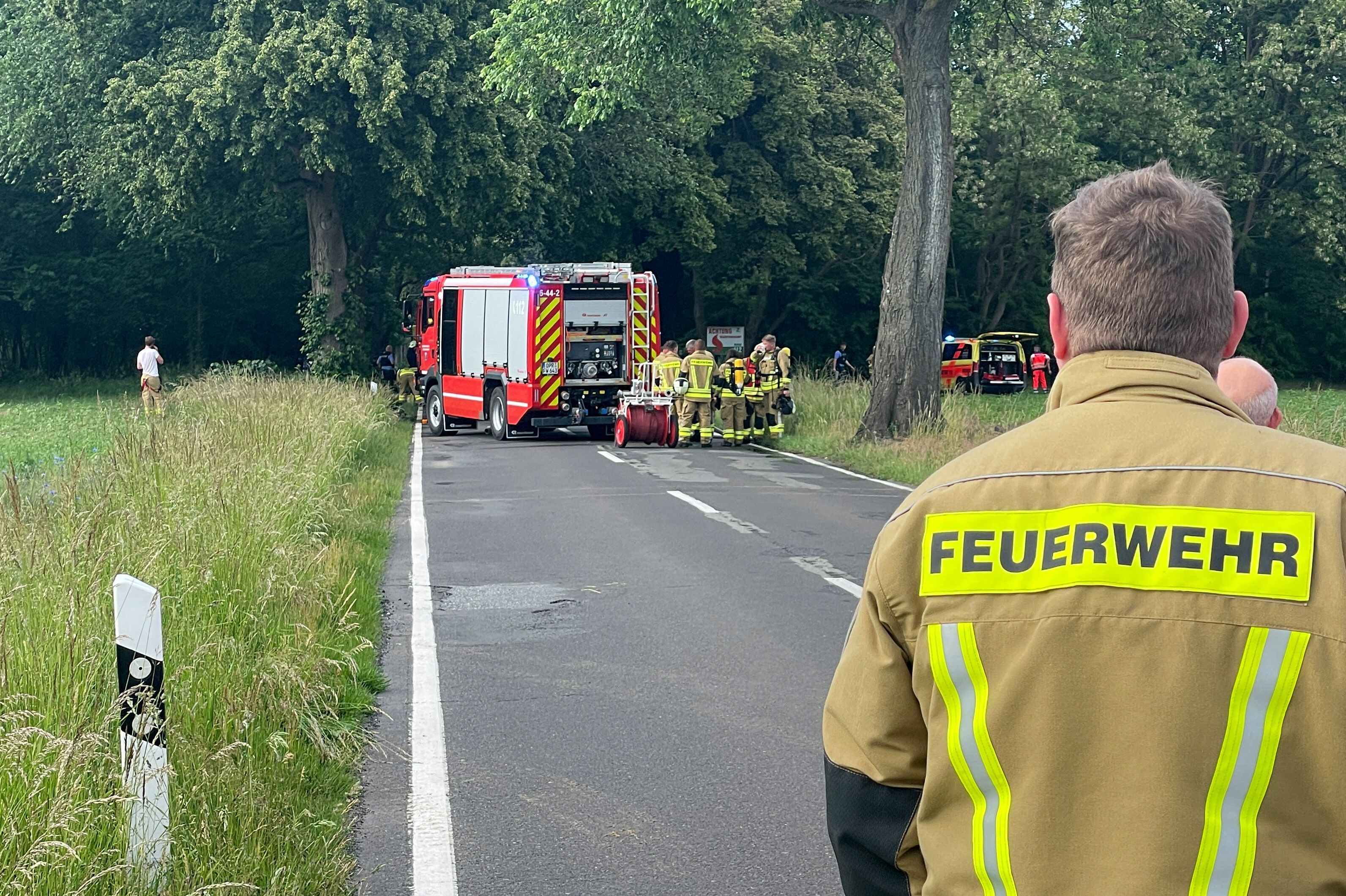 Einsatzkräfte der Feuerwehr bei einem Unfall auf einer Landstraße (Archivoto).