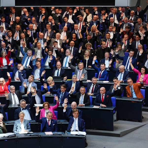 ARCHIV - 25.03.2025, Berlin: Die AfD-Fraktion stimmt über einen Antrag ab bei der konstituierenden Sitzung des neuen Bundestags. (zu dpa: «AfD in Umfrage nur knapp hinter Union») Foto: Kay Nietfeld/dpa +++ dpa-Bildfunk +++