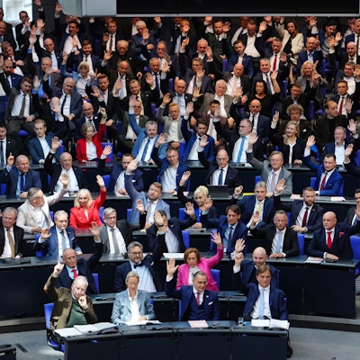 ARCHIV - 25.03.2025, Berlin: Die AfD-Fraktion stimmt über einen Antrag ab bei der konstituierenden Sitzung des neuen Bundestags. (zu dpa: «AfD in Umfrage nur knapp hinter Union») Foto: Kay Nietfeld/dpa +++ dpa-Bildfunk +++
