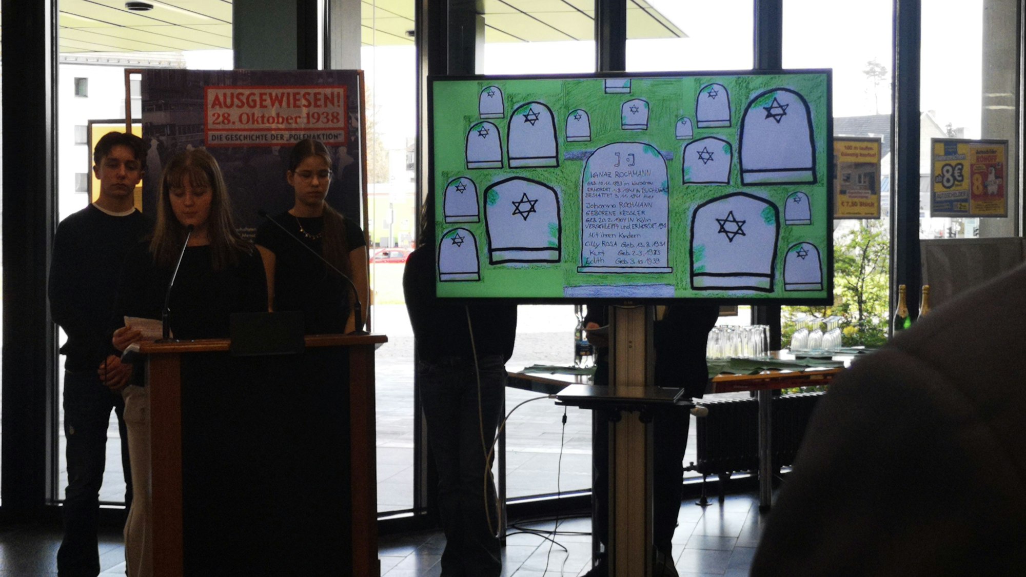 Schülerinnen und Schüler präsentieren ihre Graphic Novel zur Ausstellung. Dieses Bild beschäftigt sich mit dem Gedenkstein für die Familie Rochmann.