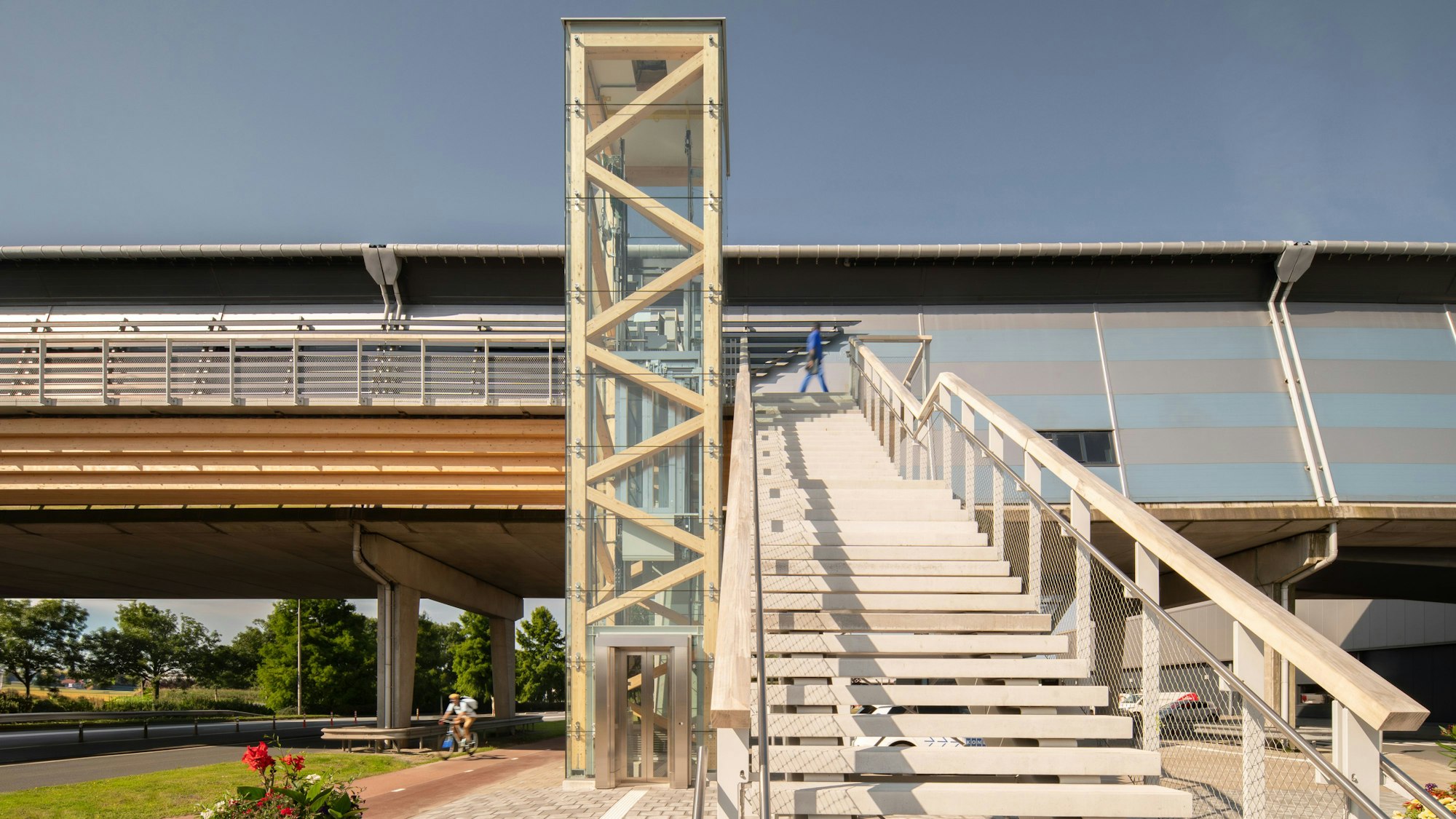 Eine Holzbrücke mit gläsernen Aufzugtürmen hat der Lohmarer Ingenieur Frank Miebach im niederländischen Aalsmeer realisiert.