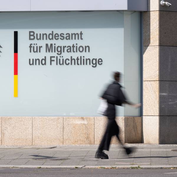 Ein Mann geht vor dem Bundesamt für Migration und Flüchtlinge vorbei.