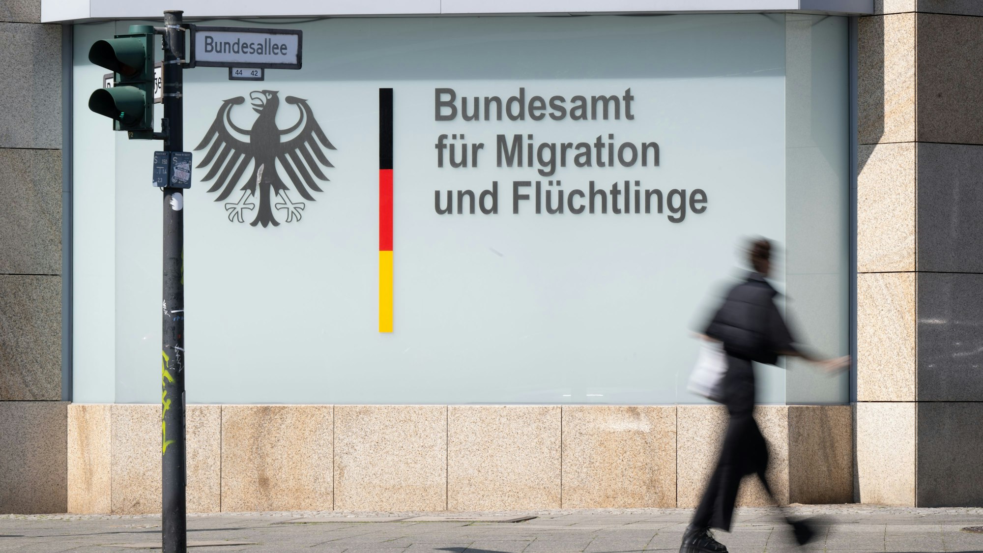 Ein Mann geht vor dem Bundesamt für Migration und Flüchtlinge vorbei.