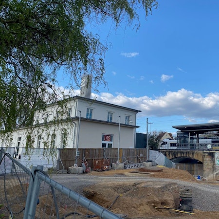 Zu sehen ist die Baustelle vor dem Brühler Bahnhof.