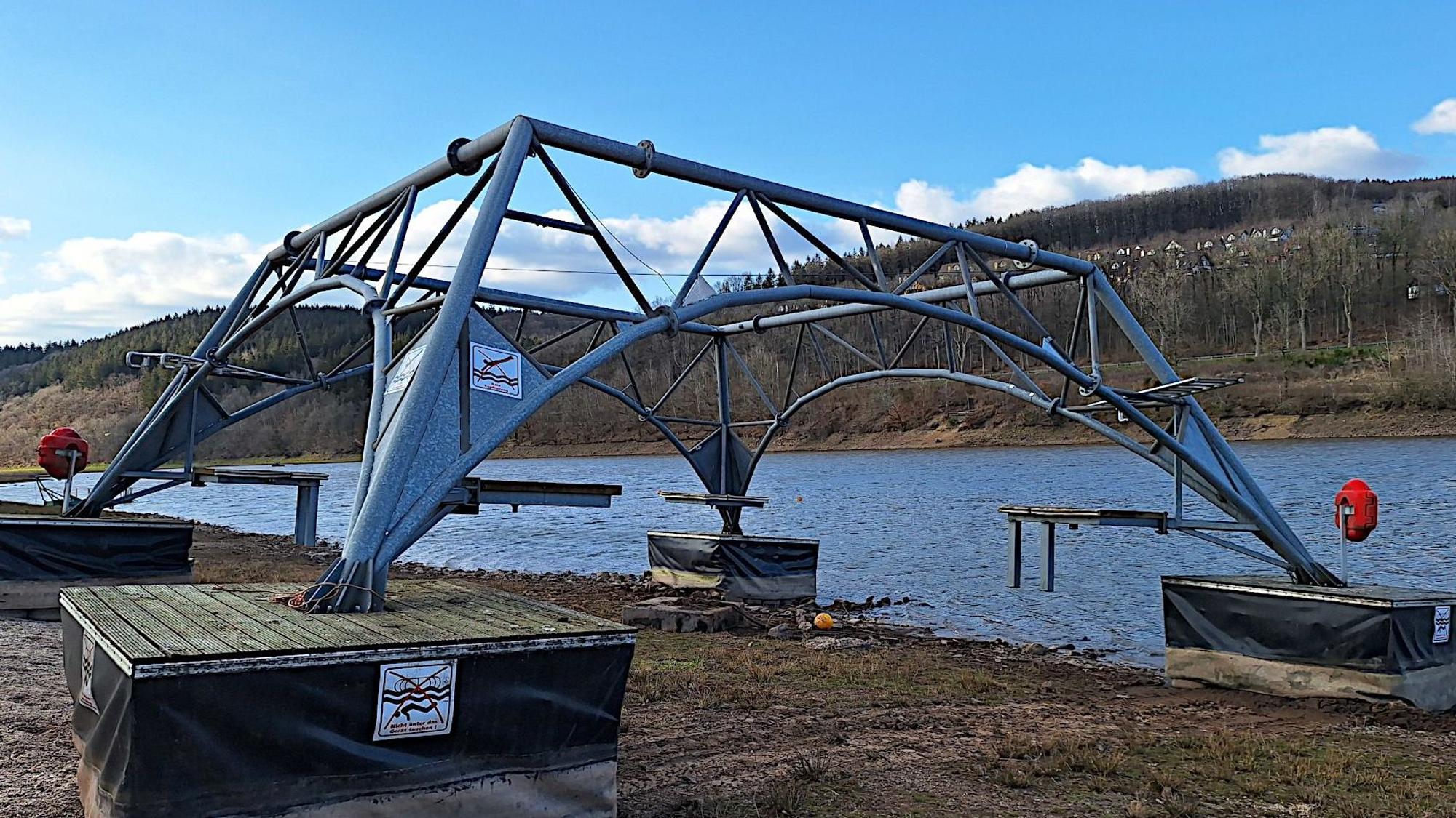 Der Wasserseilgarten am Kronenburger See steht wegen des niedrigen Wasserstands auf dem Trockenen. Er wird aber abgerissen.