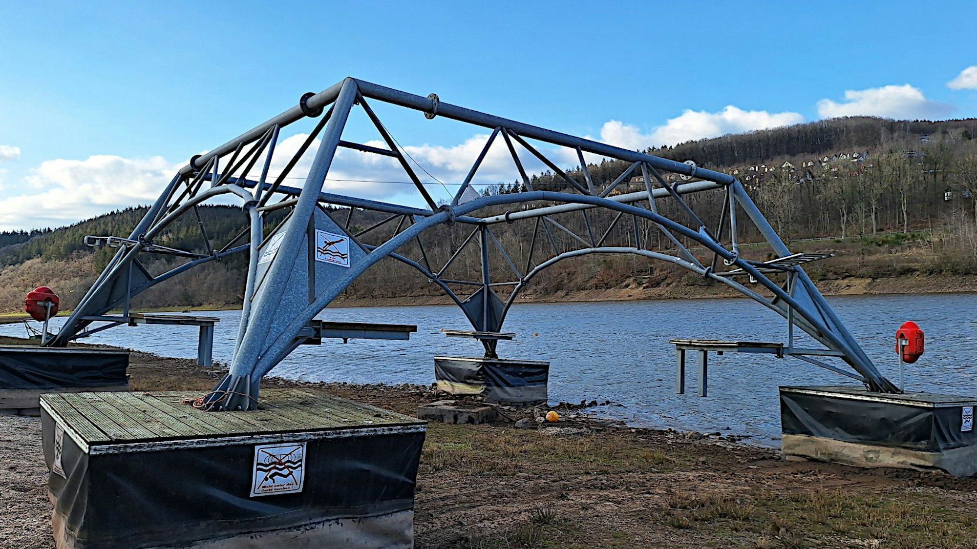 Der Wasserseilgarten am Kronenburger See steht wegen des niedrigen Wasserstands auf dem Trockenen. Er wird aber abgerissen.
