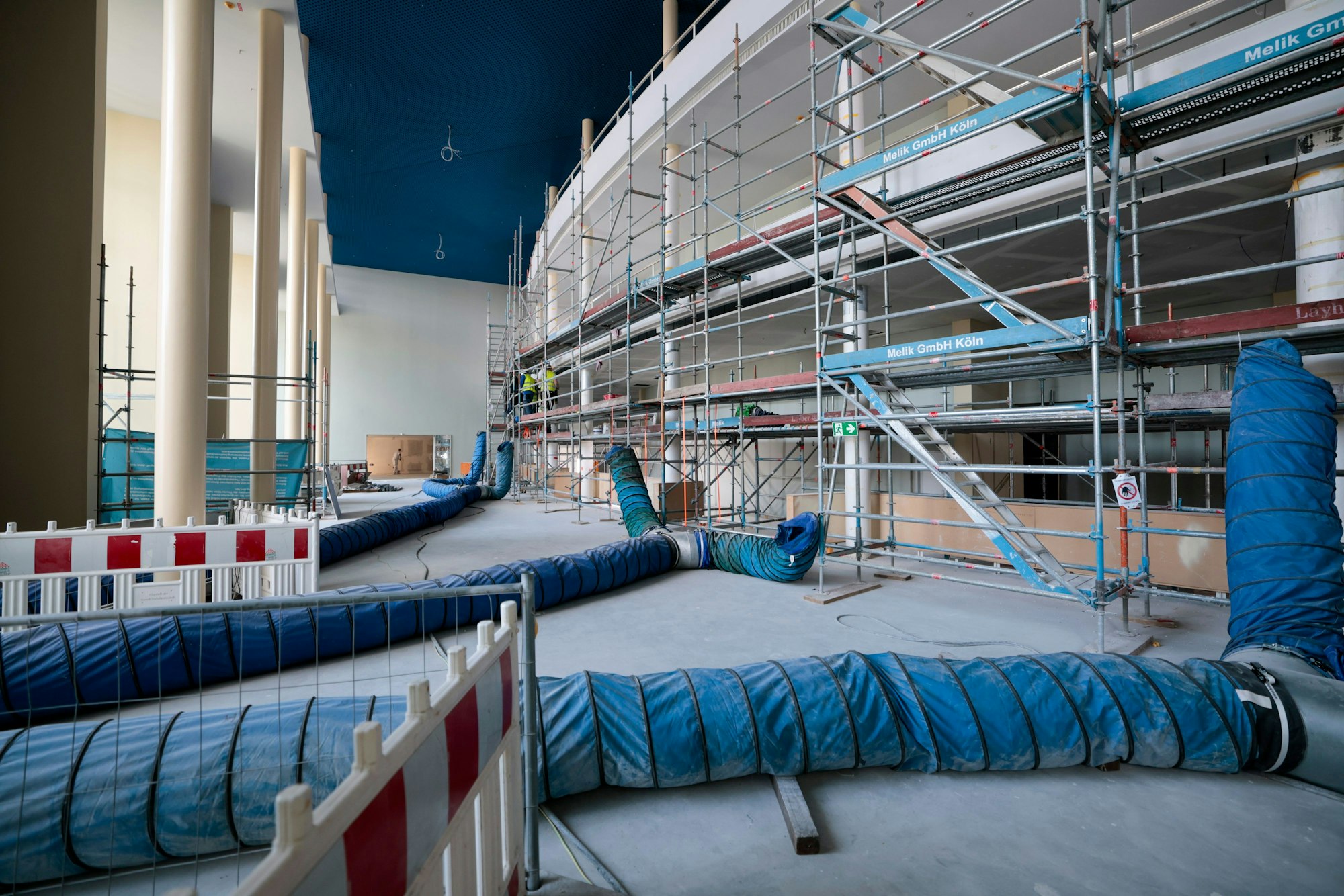Im Foyer der Oper mit der blauen Lochdecke gibt es noch einiges zu tun.