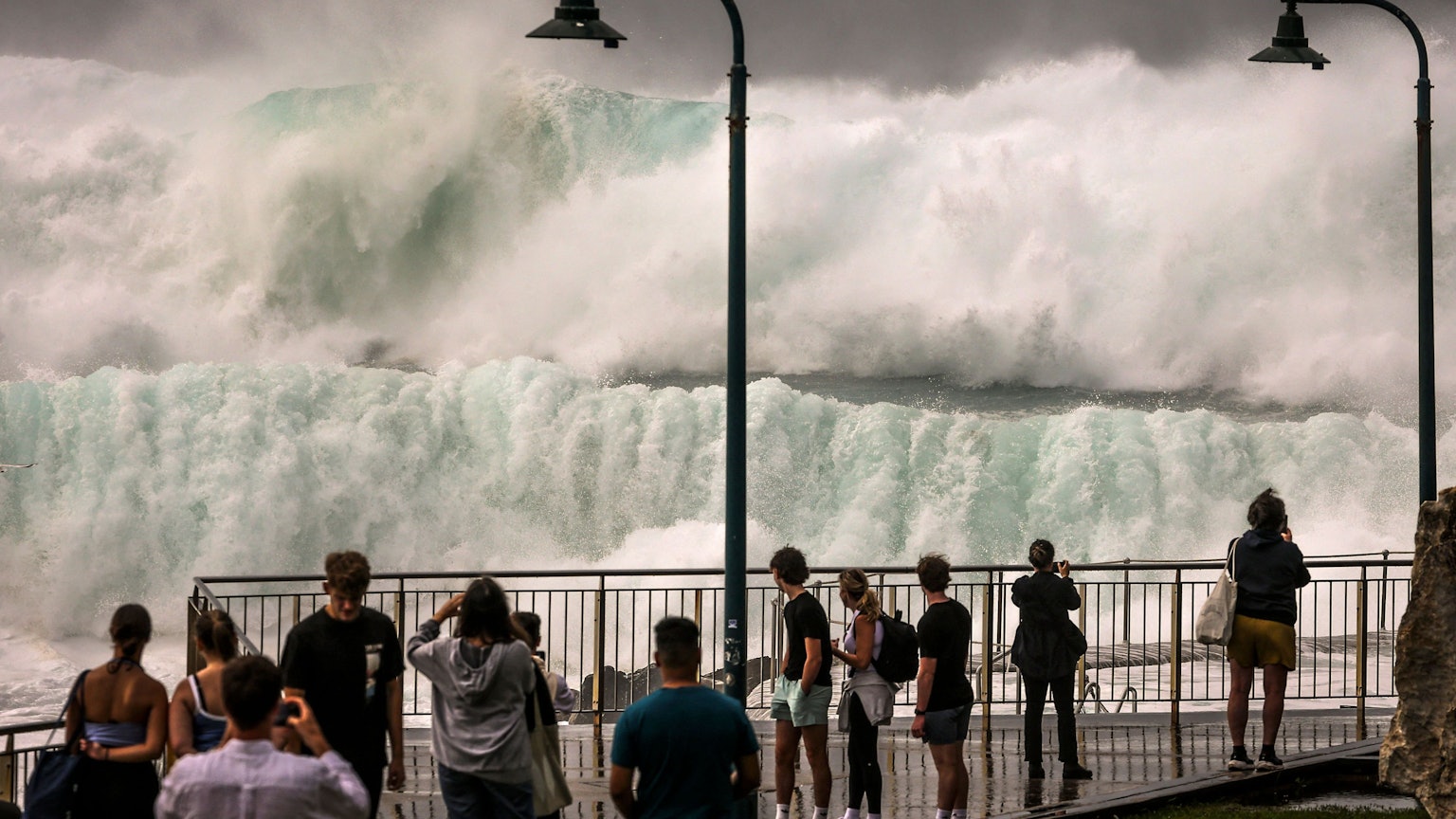 Schaulustige sehen den Wellen am Bronte Beach in Sydney zu.