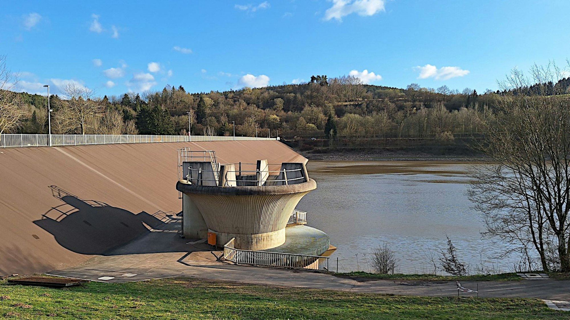 Im Kronenburger See ist sehr wenig Wasser. Links im Bild ist die Staumauer zu sehen, daneben die sogenannte Überlauf-Tulpe.