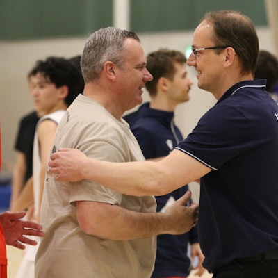 Der Trainer von Bad Münstereifel nimmt den Trainer von Zülpich in den Arm.