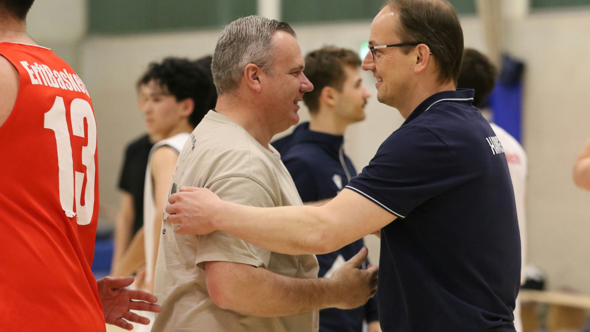 Der Trainer von Bad Münstereifel nimmt den Trainer von Zülpich in den Arm.