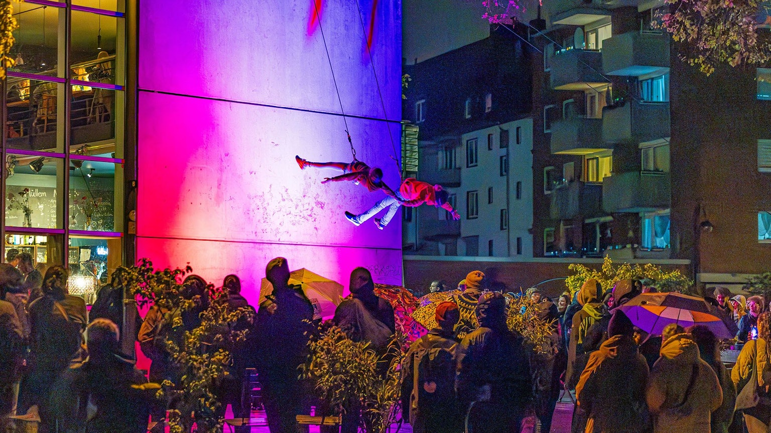 Akrobatik an der Hausfassade des Kulturbunkers Mülheim