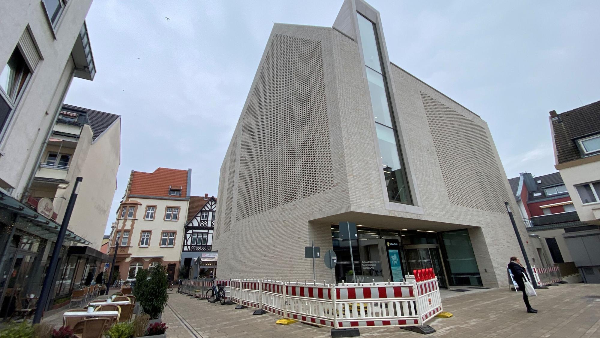 Zu sehen ist das Brühler Rathaus.