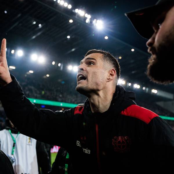 „Was wollt ihr?“, scheint die Geste von Granit Xhaka sagen zu wollen. Der Leverkusener stellte sich nach der peinlichen Pokalpleite den Bayer 04-Fans.