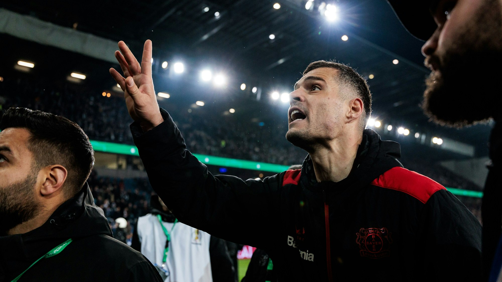 „Was wollt ihr?“, scheint die Geste von Granit Xhaka sagen zu wollen. Der Leverkusener stellte sich nach der peinlichen Pokalpleite den Bayer 04-Fans.