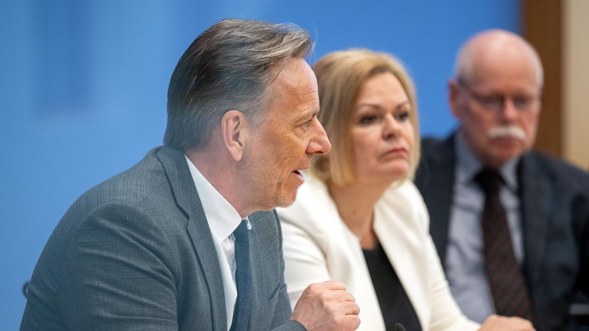 Holger Münch (l), Präsident des Bundeskriminalamtes (BKA), spricht während der Pressekonferenz zur Vorstellung der Polizeilichen Kriminalstatistik 2024 neben Nancy Faeser (M, SPD), geschäftsführende Bundesministerin des Innern und für Heimat, und Ulrich Mäurer (r), Vorsitzender der Innenministerkonferenz und Bremens Senator für Inneres.