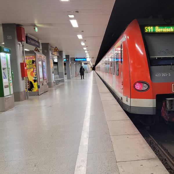 Das Foto zeigt eine S11-S-Bahn an der Haltestelle im Düsseldorf Flughafen Terminal mit dem Ziel Bergisch Gladbach
