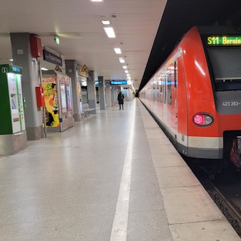 Das Foto zeigt eine S11-S-Bahn an der Haltestelle im Düsseldorf Flughafen Terminal mit dem Ziel Bergisch Gladbach