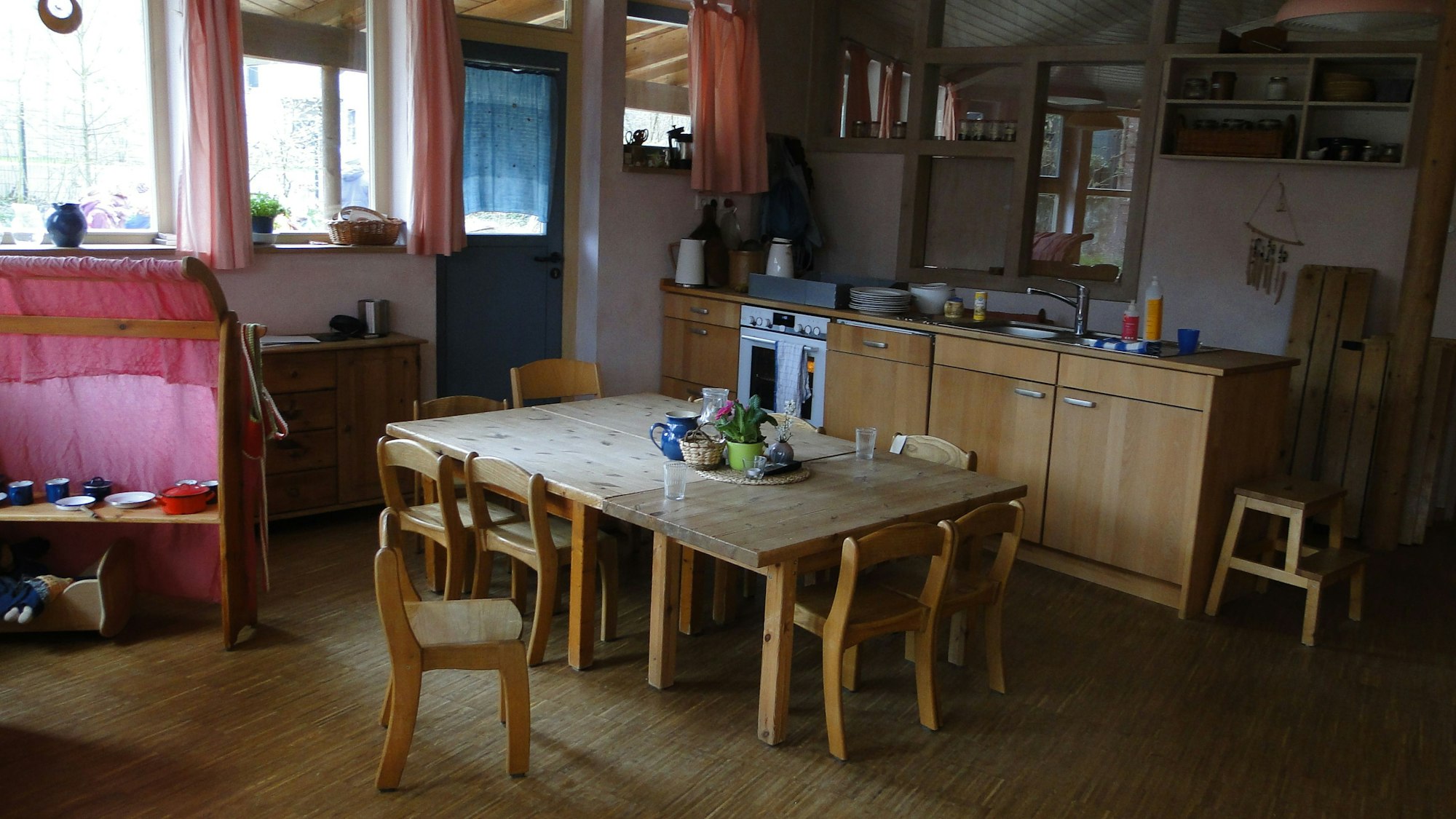 Küche und Essbereich im Waldorfkindergarten in Köln-Esch.