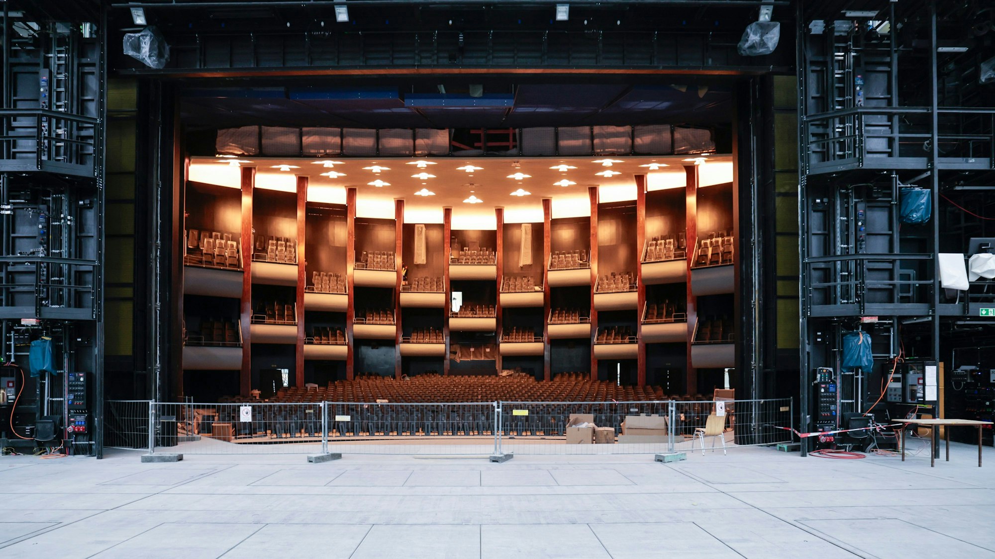 Ein Bauzaun trennt derzeit noch Bühne und Zuschauerraum im Kölner Opernhaus.