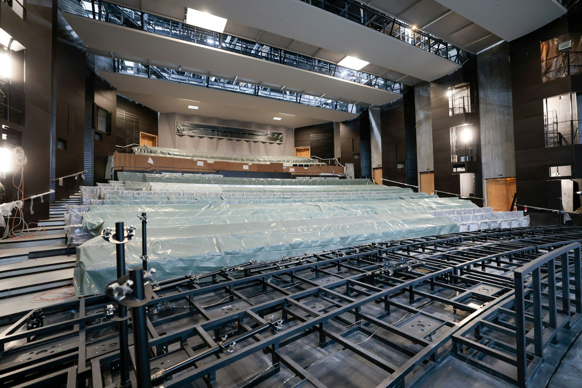 Der Zuschauersaal des Schauspielhauses ist bereits zu großen Teilen fertiggestellt. Hier laufen die Restarbeiten seit Ende November. Sie sind zu 16 Prozent erledigt.