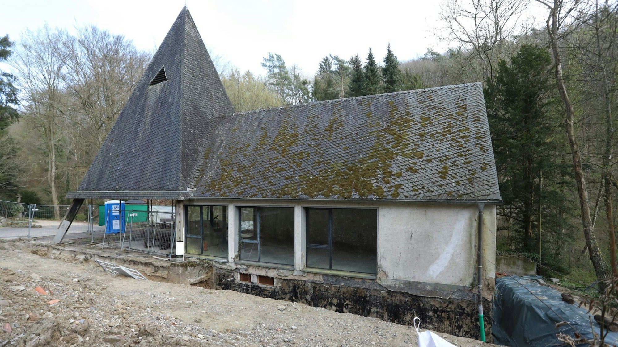 Die im Stadtrat beschlossenen Sanierungsmaßnahmen auf dem Friedhof in Rhöndorf haben begonnen.