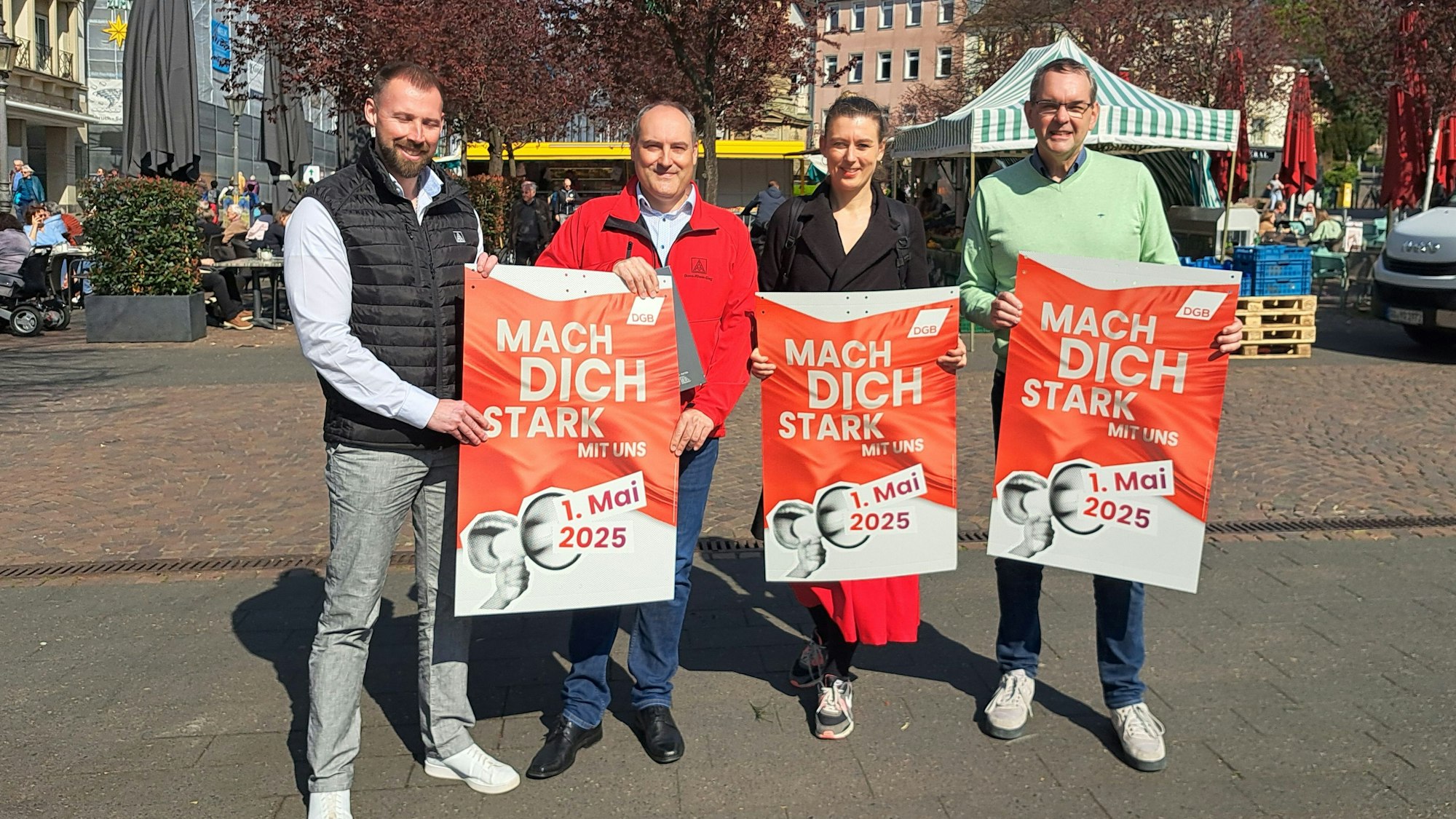 Die zentrale Maikundgebung der DGB-Gewerkschaften in Nordrhein-Westfalen findet in diesem Jahr in Siegburg statt. Bürgermeister Stefan Rosemann, DGB-Regionalgeschäftsführerin Judith Gövert und Michael Korsmeier sowie Florian Steinhauer (beide IG Metall) stellten das Programm vor.