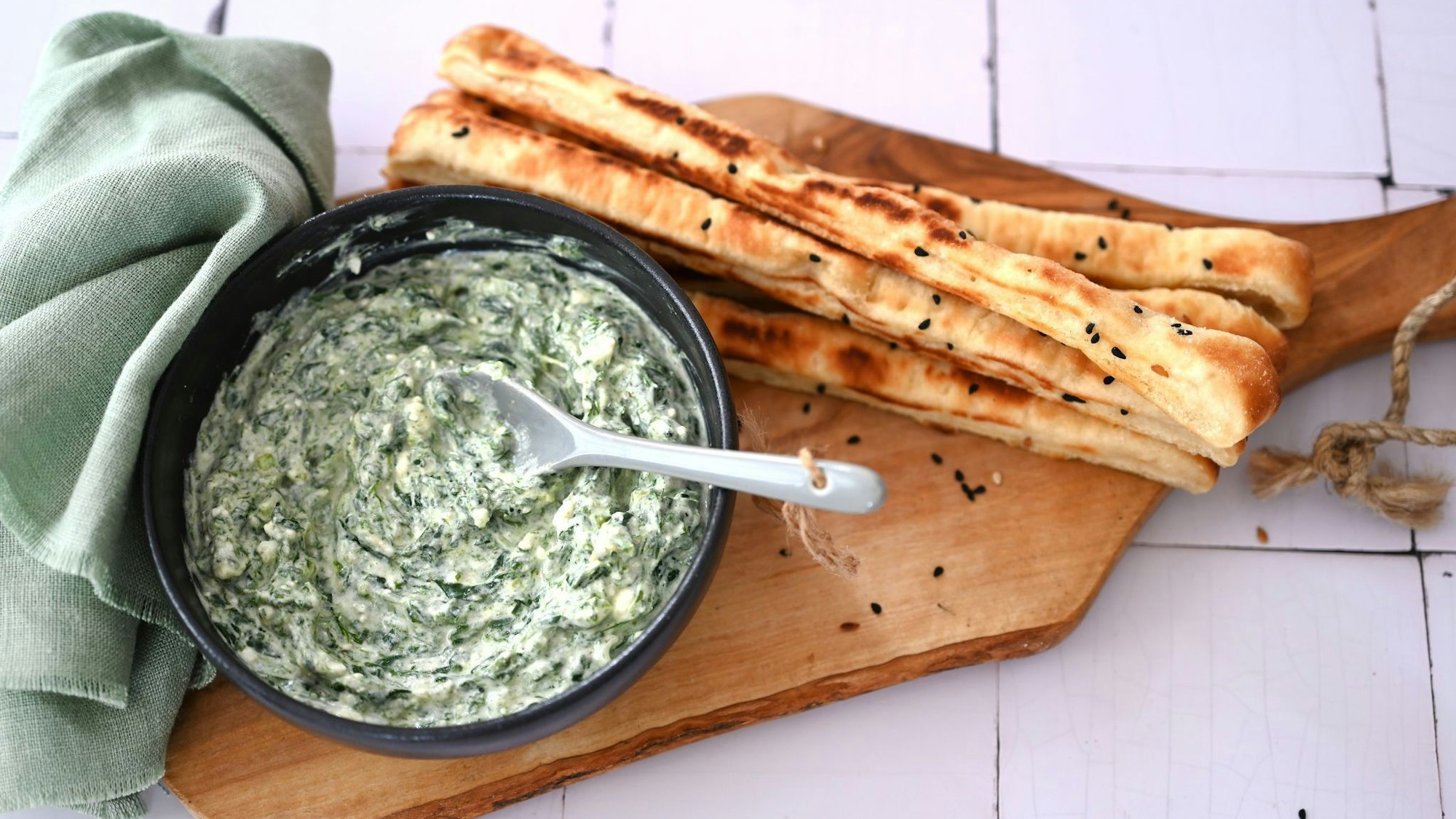 Dieser Dip punktet mit cremigem Feta-Joghurt und reichlich Grün: Spinat, Dill und Frühlingszwiebeln sorgen für Biss und Würze.