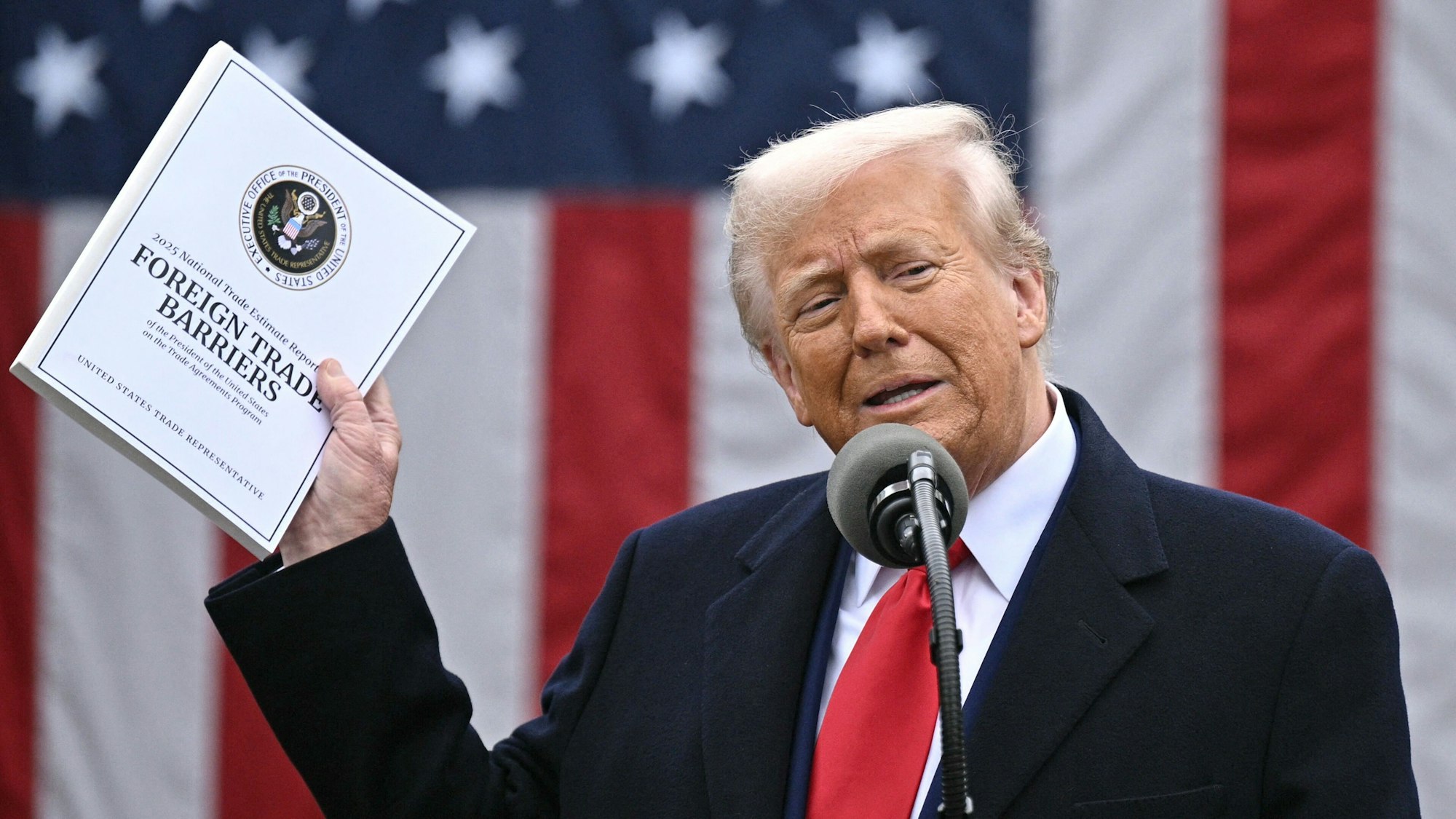 US-Präsident Donald Trump hält eine Rede über gegenseitige Zölle während einer Veranstaltung im Rosengarten mit dem Titel „Make America Wealthy Again“ im Weißen Haus in Washington.