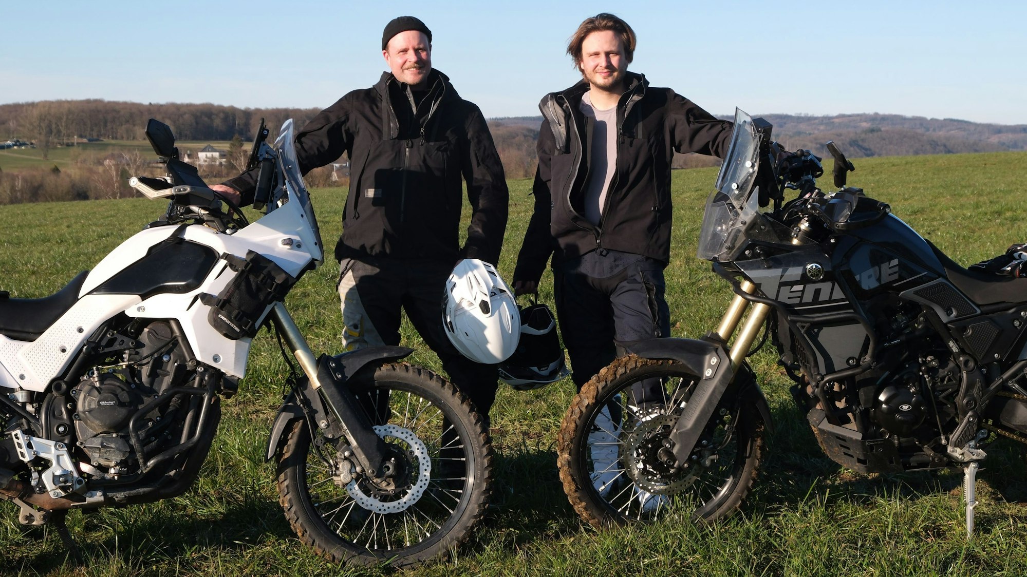 Die „Zweifernreiser“ Corny Köster (l.) und Nils Schneider mit ihren Motorrädern. Beide fahren eine Yamaha Tenere 700.