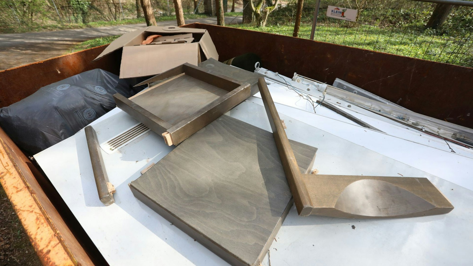 Entsorgt wurden die Stühle im März bei Start der Renovierungsmaßnahmen.