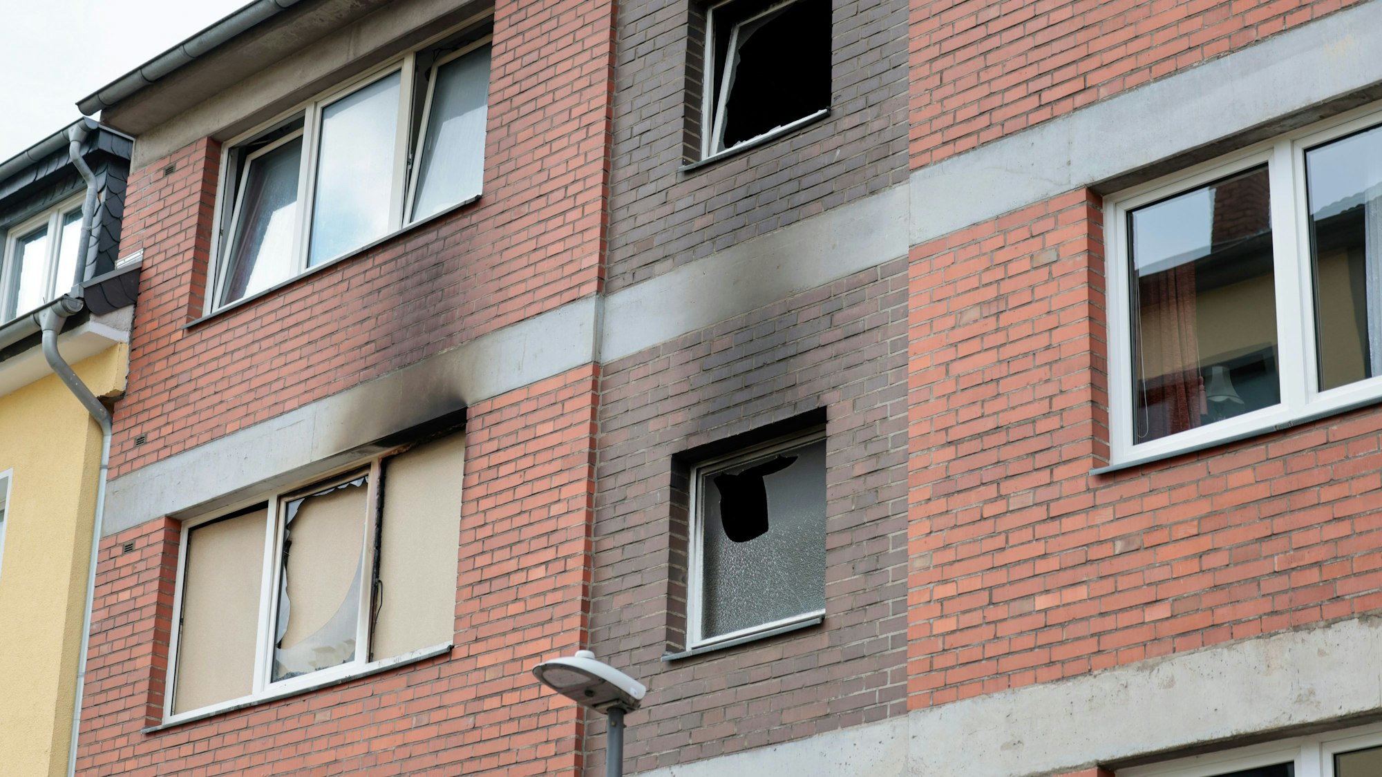 Die Feuerwehr rettete einen 64-Jährigen aus seiner brennenden Wohnung.