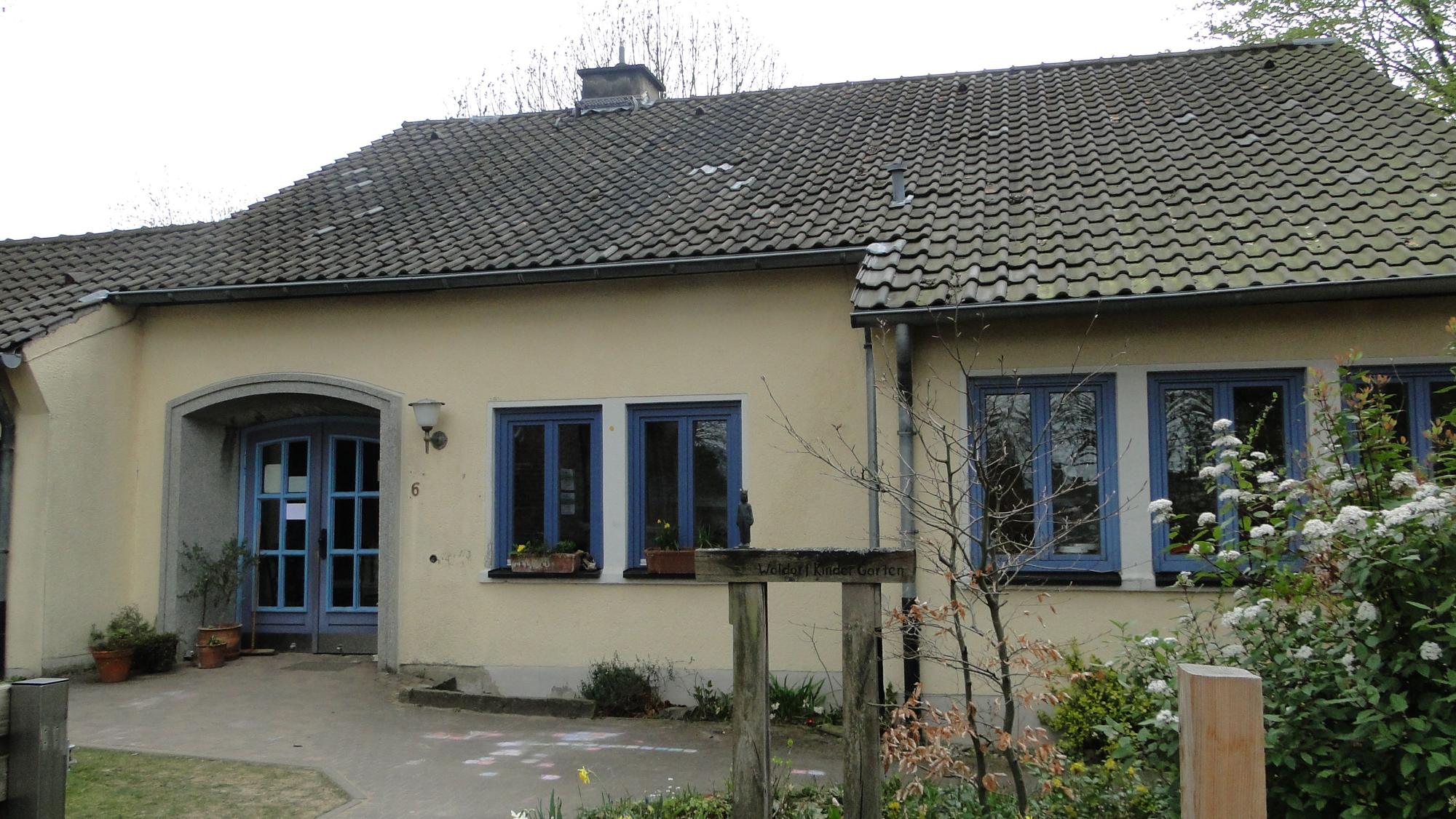 Das Haus des Waldorfkindergartens in Esch von außen.