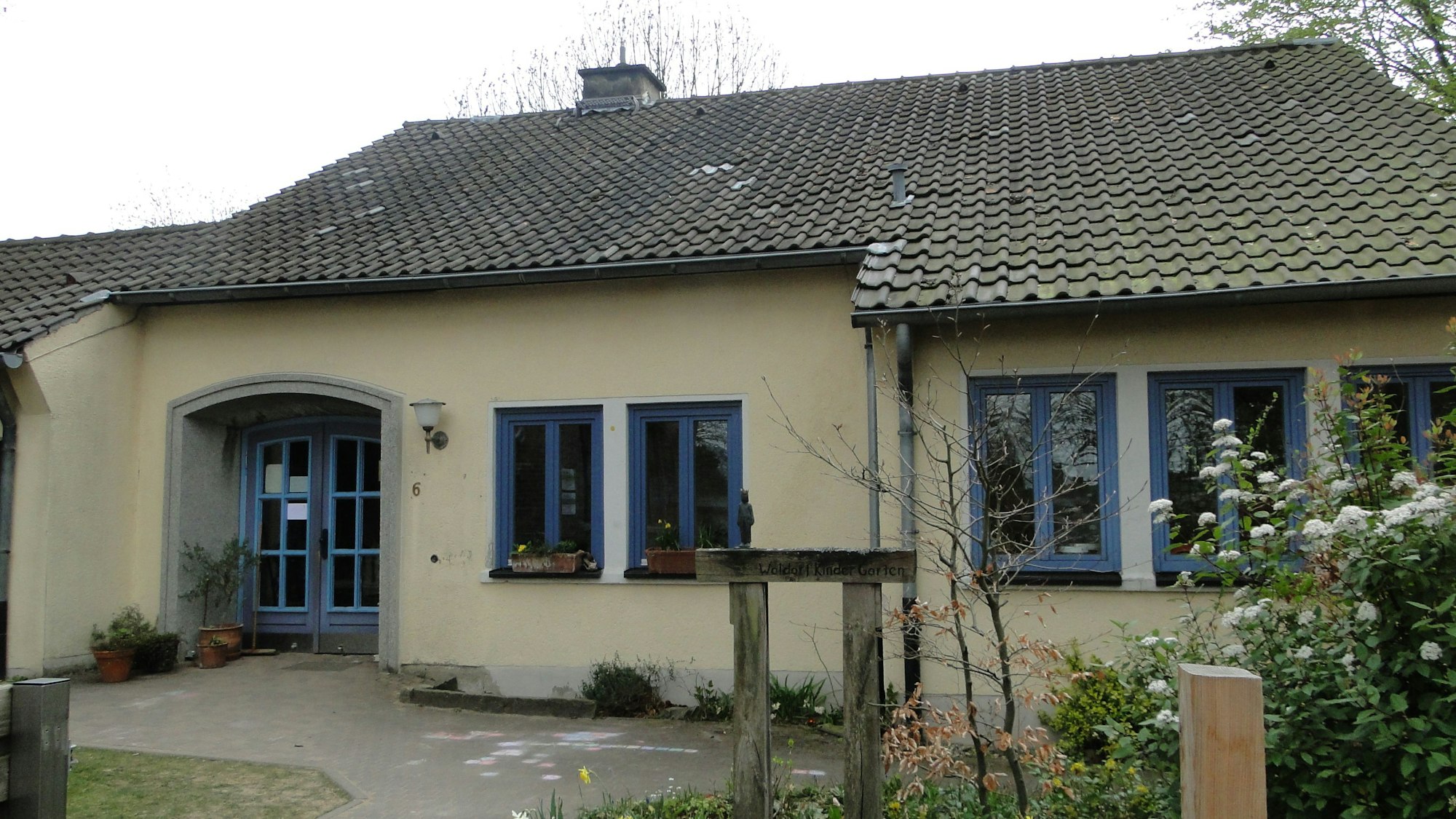 Das Haus des Waldorfkindergartens in Esch von außen.