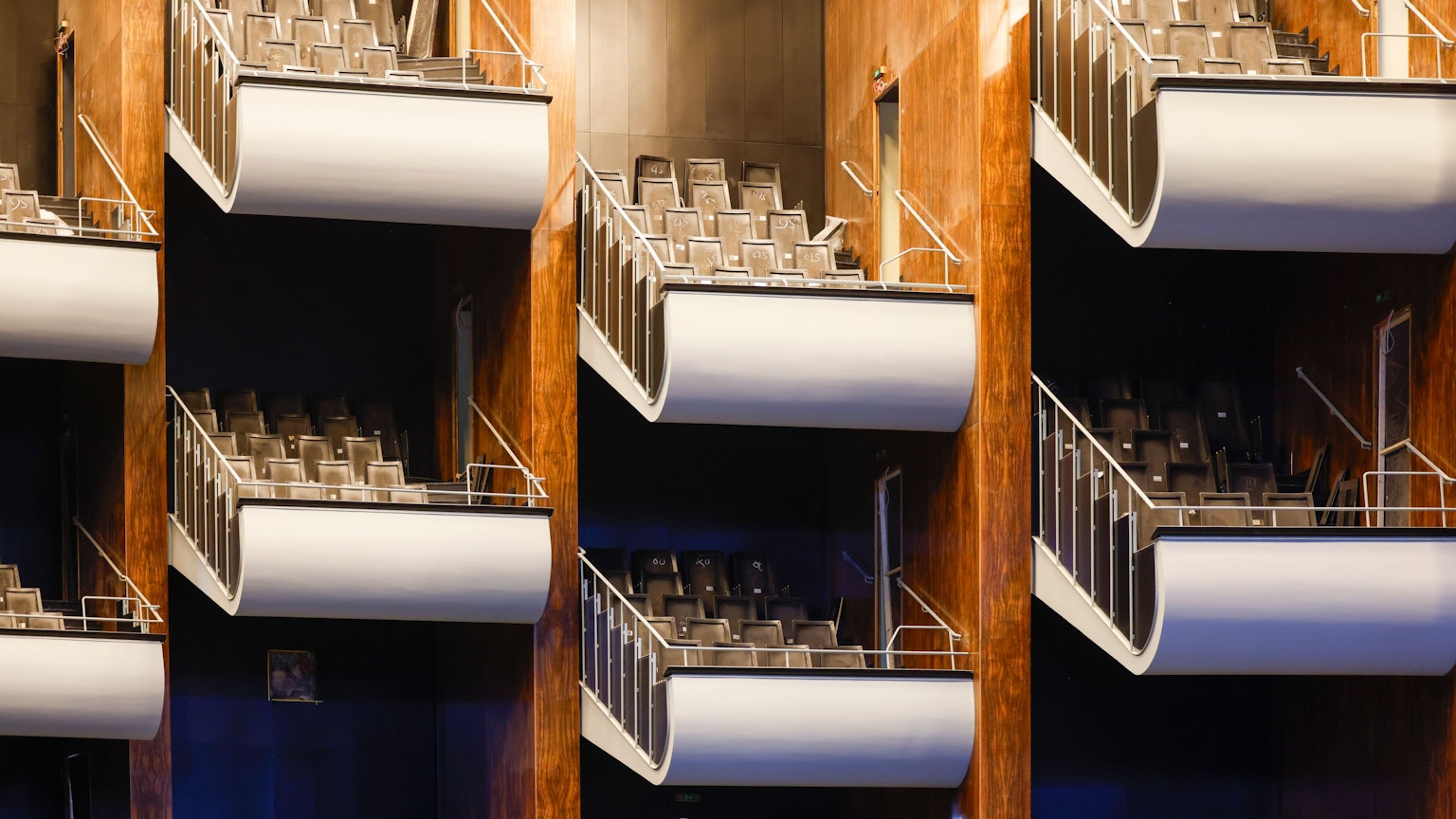 Die typischen Balkone der Oper.Letztmals hatte die Stadt im Frühjahr die Entwicklung auf der Baustelle vorgestellt.