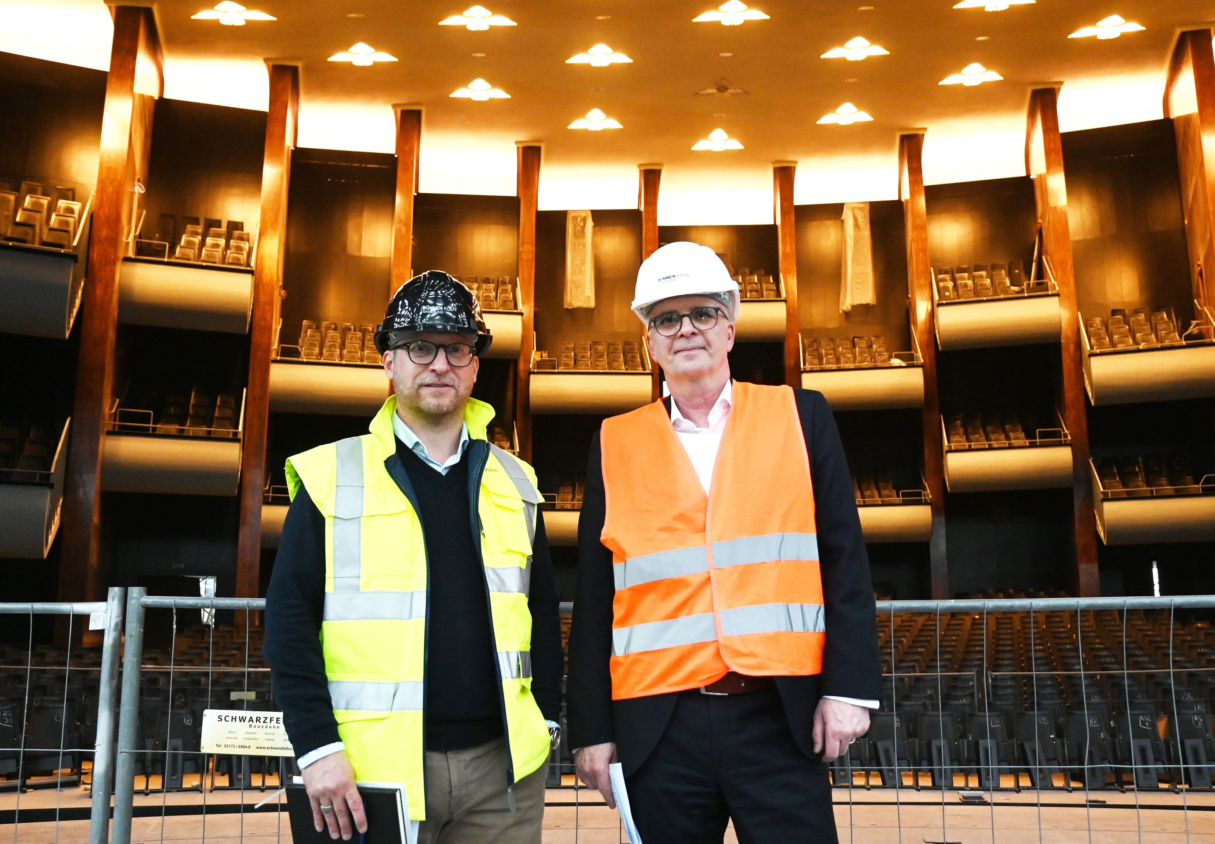 April 2025: Bei einem Rundgang über die Opern-Baustelle erläutern Baudezernent Markus Greitemann (rechts) und Projektleiter Jürgen Marc Volm den Fortschritt am Offenbachplatz.