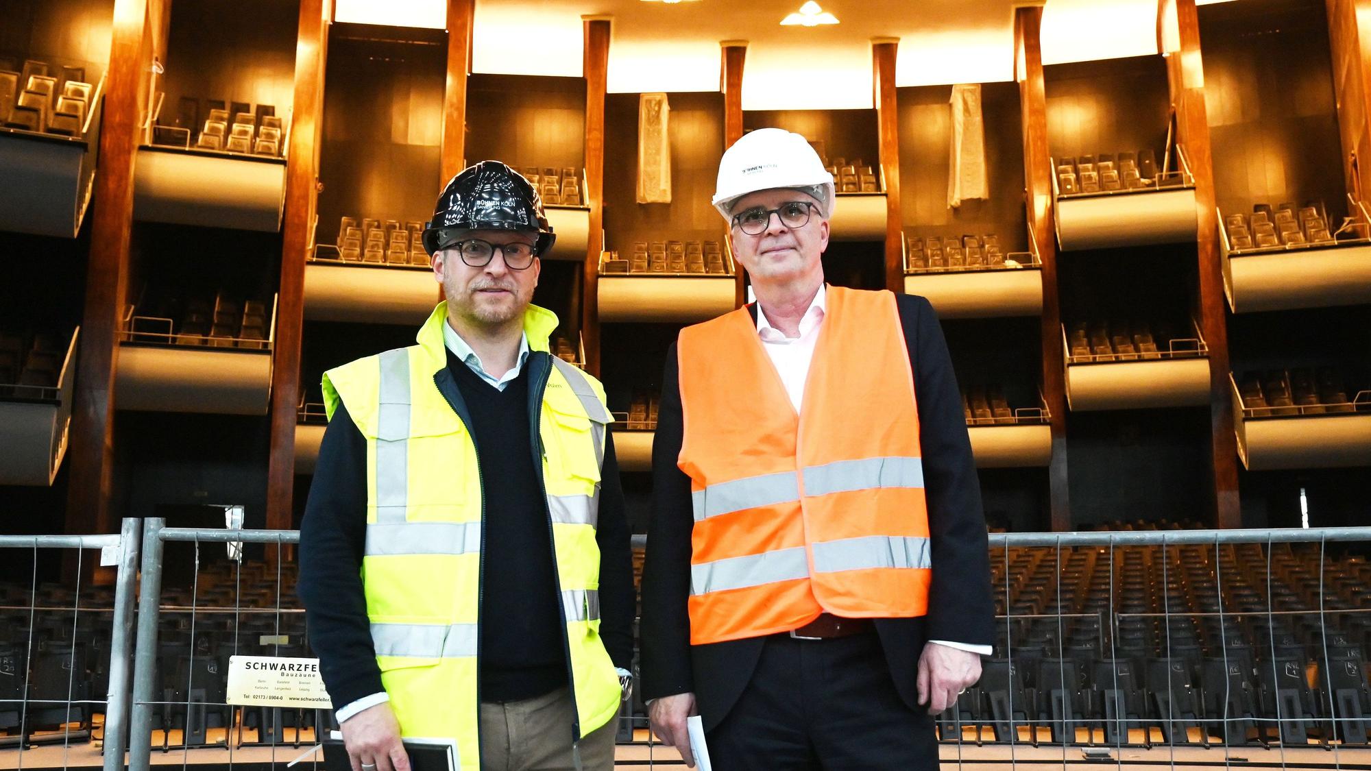 April 2025: Bei einem Rundgang über die Opern-Baustelle erläutern Baudezernent Markus Greitemann (rechts) und Projektleiter Jürgen Marc Volm den Fortschritt am Offenbachplatz.