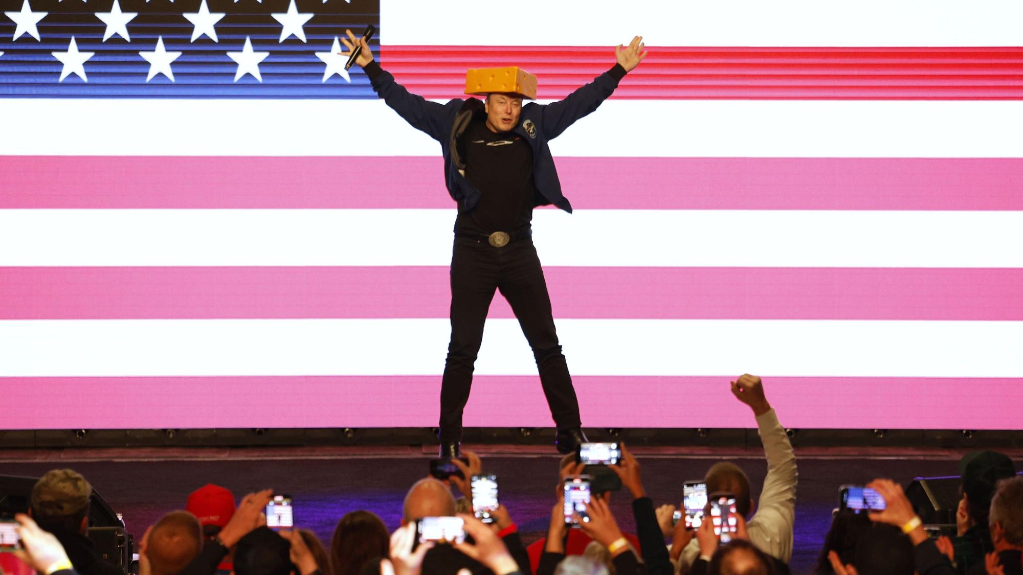 Elon Musk betritt die Bühne mit einem Käsehut während einer Bürgerversammlung vor den Wahlen des Obersten Gerichts im US-Bundesstaat Wisconsin.